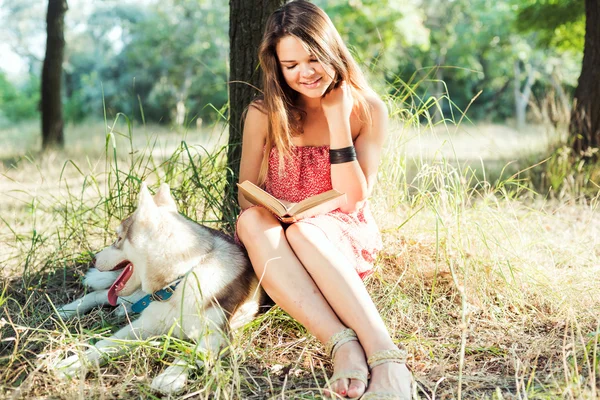 Joven hermosa caucásico libro de lectura femenina en el parque — Foto de Stock