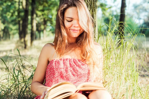 Mladá krásná kavkazské ženské čtení knih v parku — Stock fotografie