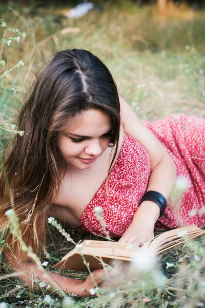 Giovane bella caucasica libro di lettura femminile nel parco — Foto Stock