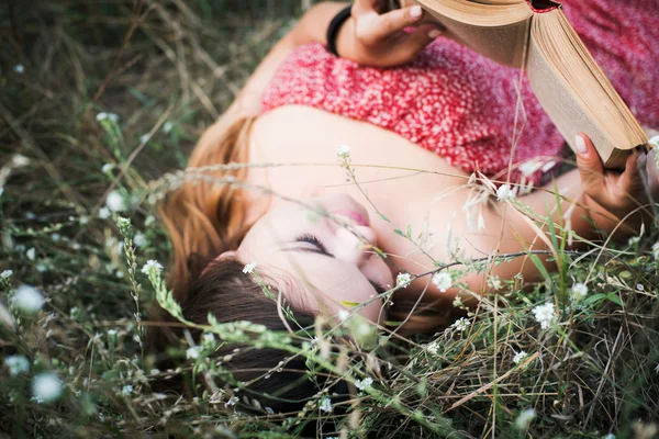 Jeune belle caucasienne livre de lecture féminine dans le parc — Photo