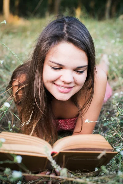 Joven hermosa caucásico libro de lectura femenina en el parque — Foto de Stock