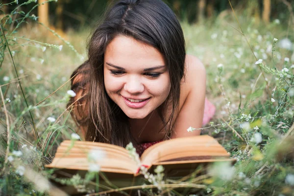 Mladá krásná kavkazské ženské čtení knih v parku — Stock fotografie