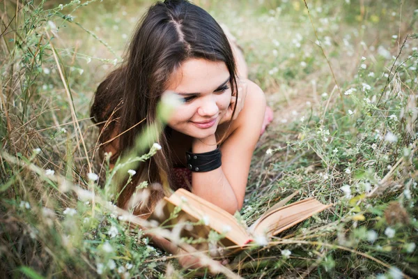 Young beautiful caucasian female reading book in park — Stock Photo, Image