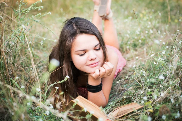 Joven hermosa caucásico libro de lectura femenina en el parque — Foto de Stock