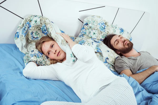 Genç çift yatakta. kadın erkek horlama ve uyku yok