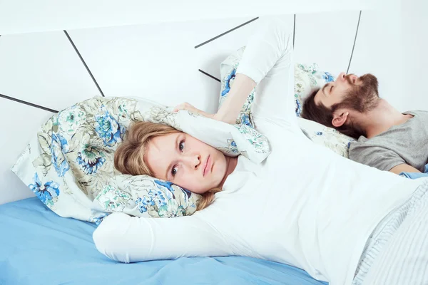 Genç çift yatakta. kadın erkek horlama ve uyku yok
