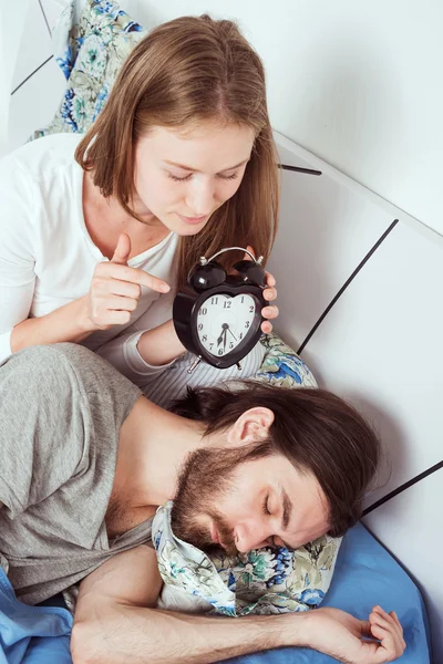알람 시계와 함께 침대에 젊은 백인 부부 — 스톡 사진