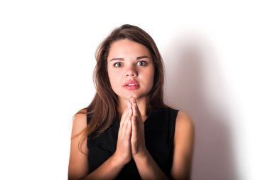 genç erkek beyaz arka plan üzerinde izole şaşırttı