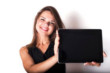 Genç beyaz kadın üzerinde beyaz izole tablet kullanma