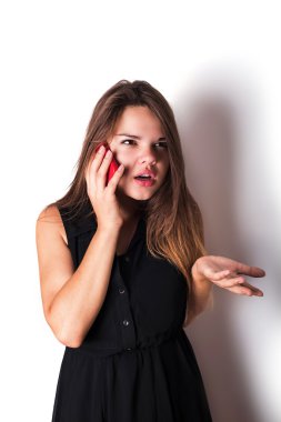 beyaz izole telefonda konuşan genç kızgın kadın