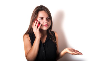 beyaz izole telefonda konuşan genç kızgın kadın