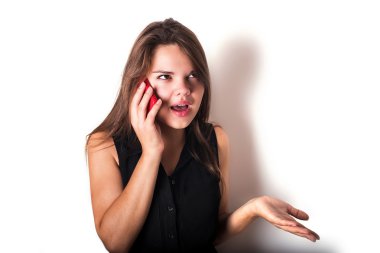 beyaz izole telefonda konuşan genç kızgın kadın