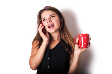 beyaz izole telefonda konuşan genç kızgın kadın