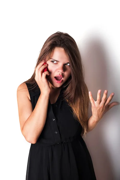 Jeune femme en colère parlant au téléphone isolé sur blanc — Photo