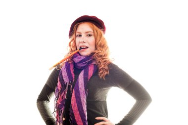 Kızıl saçlı kadın ressam beyaz izole