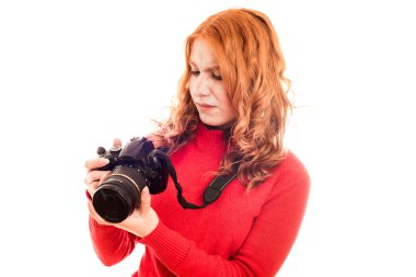 Kızıl saçlı kadın kamera kullanmayı öğrenme