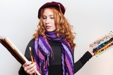 Kızıl saçlı kadın ressam