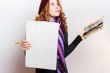 Kızıl saçlı kadın ressam