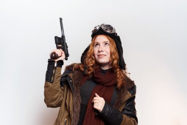 Kızıl saçlı kız vintage ile mauser silah