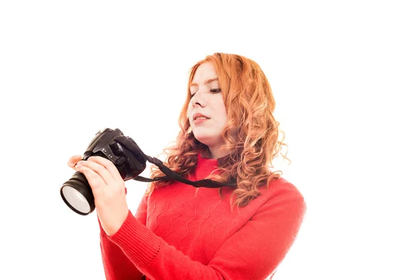 Ruiva mulher aprendendo a usar câmera — Fotografia de Stock