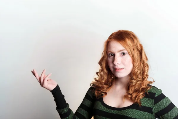 Fiatal gyönyörű vörös hajú nő — Stock Fotó