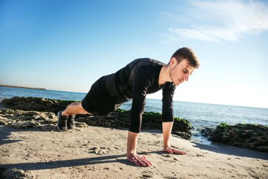 Kumsalda çalışma dışarı genç erkek