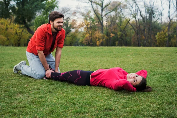 Jovem casal desportivo trabalhando juntos ao ar livre — Fotografia de Stock