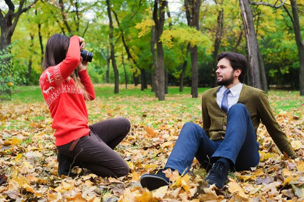 Giovane coppia felice scattare foto nel parco autunnale — Foto Stock