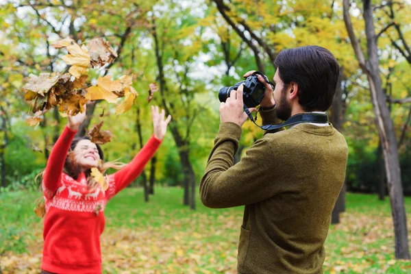 Junges glückliches Paar beim Fotografieren im Herbstpark — Stockfoto
