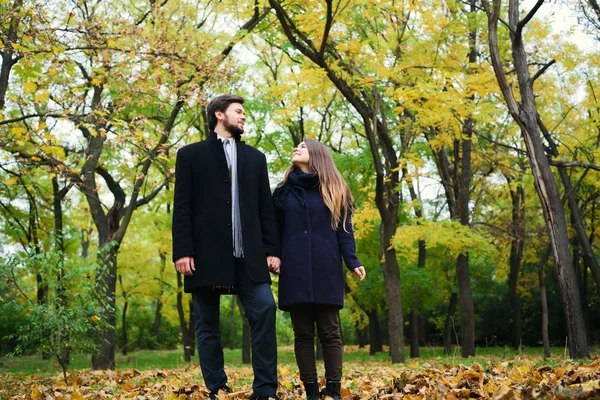 Jovem casal feliz no parque de outono — Fotografia de Stock