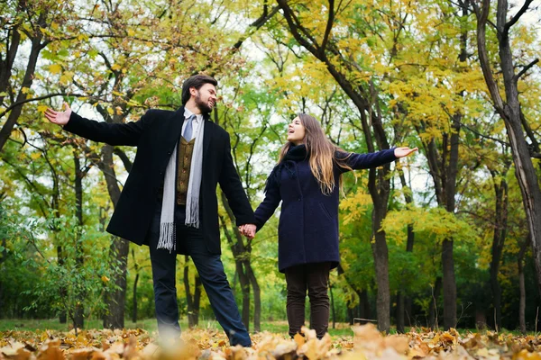 Giovane coppia felice in autunno parco — Foto Stock