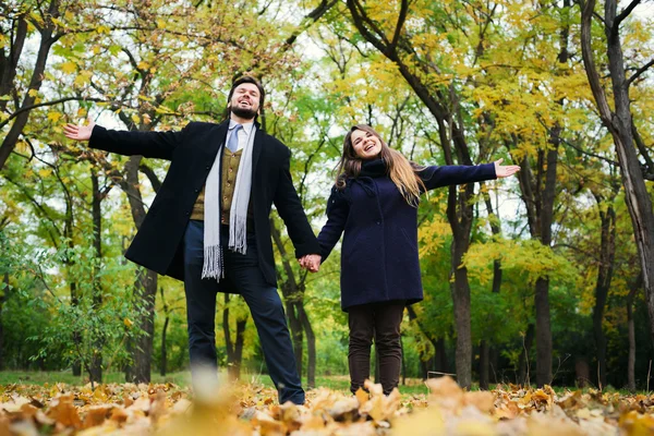 Giovane coppia felice in autunno parco — Foto Stock