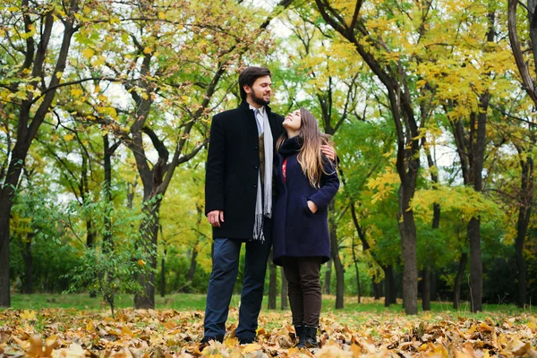 Молодая счастливая пара в осеннем парке — стоковое фото