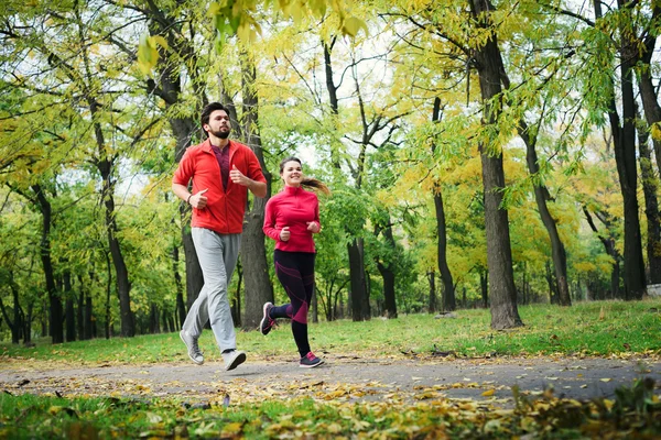 Młoda para kaukaski systemem jesień Park, para razem joggingu — Zdjęcie stockowe