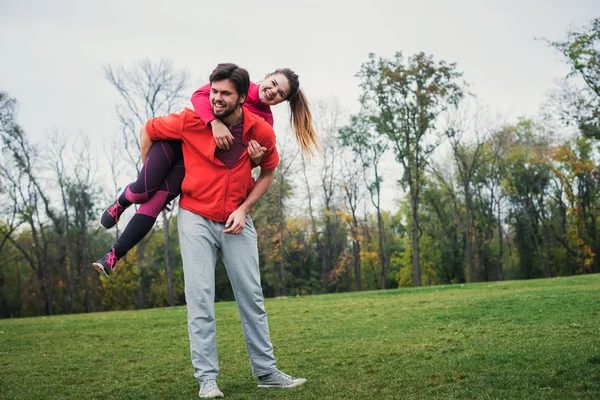 Jovem casal desportivo trabalhando juntos ao ar livre — Fotografia de Stock