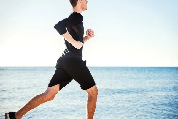Kolejny człowiek. Mężczyzna runner joggingu podczas słońca na plaży — Zdjęcie stockowe