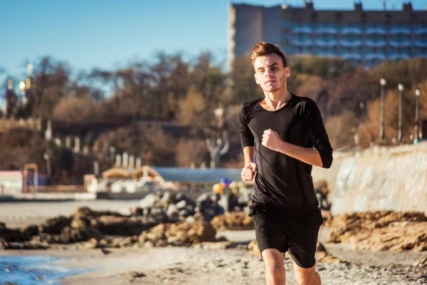 Kolejny człowiek. Mężczyzna runner joggingu podczas słońca na plaży — Zdjęcie stockowe