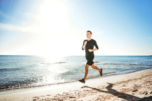 Kolejny człowiek. Mężczyzna runner joggingu podczas słońca na plaży — Zdjęcie stockowe