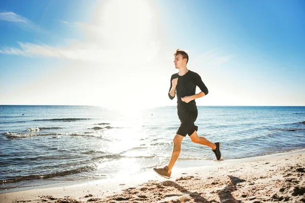 Kolejny człowiek. Mężczyzna runner joggingu podczas słońca na plaży — Zdjęcie stockowe