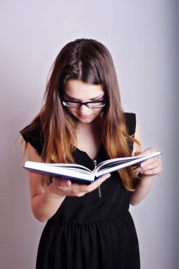 gri arka plan, eğitim kavramı kitapları ile genç beyaz kadın