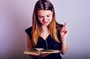 gri arka plan, eğitim kavramı kitapları ile genç beyaz kadın