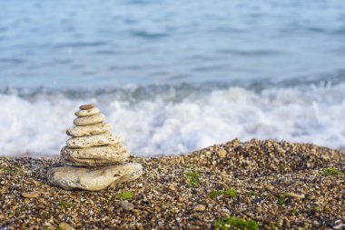 bir plajda dengeli taşlar