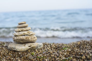 bir plajda dengeli taşlar