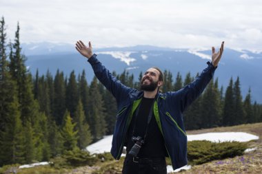 erkek dağlarda çekim kamera ile