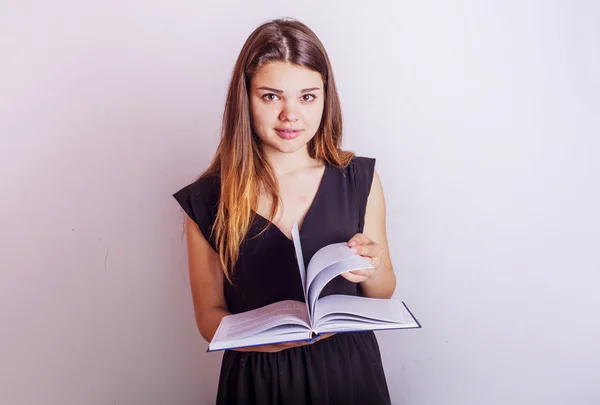 Fiatal kaukázusi nő könyveket a szürke háttér, oktatási koncepció — Stock Fotó