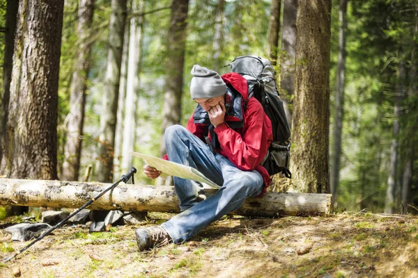 bir harita ormandaki açık havada haritaya bakıyordum fiyatı ile genç beyaz erkek