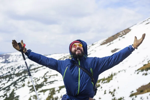 年轻的白种人男性在山里徒步旅行 — 图库照片