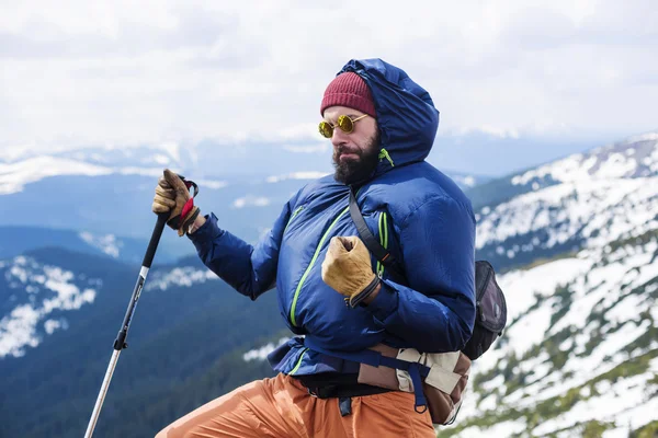 Giovane maschio caucasico escursioni in montagna — Foto Stock