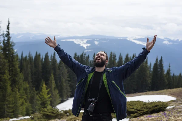 Mężczyzna z kamery robienie zdjęć w górach — Zdjęcie stockowe