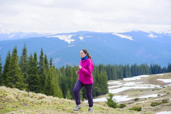 Kvinnliga rinnande idrottare. Kvinnan trail löpare tävlar för framgång mål och hälsosam livsstil i fantastisk natur landskap. — Stockfoto